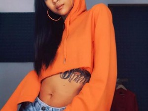 越南女 rapper 美娜的粉丝数量达数百万，是越南最受欢迎的女 rapper 之一