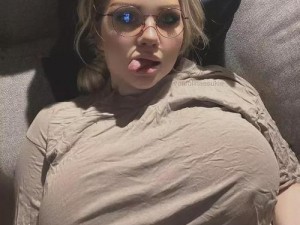 超爆乳丰满巨女 AVHD101 拥有顶级爆乳身材，让你欲罢不能